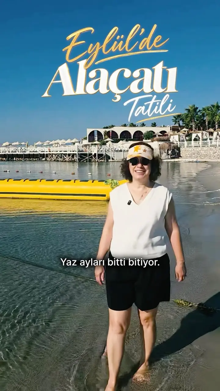 Alaçatı’da yaz, eylülde bitmiyor… ☀️🌿 Kalabalıkların azaldığı, sokakların sakinleştiği, rüzgârın hafiflediği eylül günleri; Alaçatı’nın tadını…